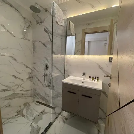 Le Luxe Hotel